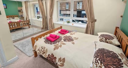 Central Stay on Main st. w/ Harbour Views