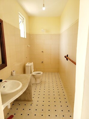 Phòng đôi Tiêu chuẩn, ban công, quang cảnh vườn | Phòng tắm | Buồng tắm vòi sen, đồ dùng nhà tắm miễn phí, dép đi trong nhà