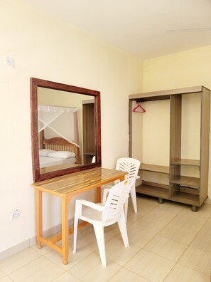 Standard-Doppelzimmer, Balkon, Gartenblick | Wohnbereich