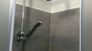 Toalhas de banho, sabonete, papel higiênico