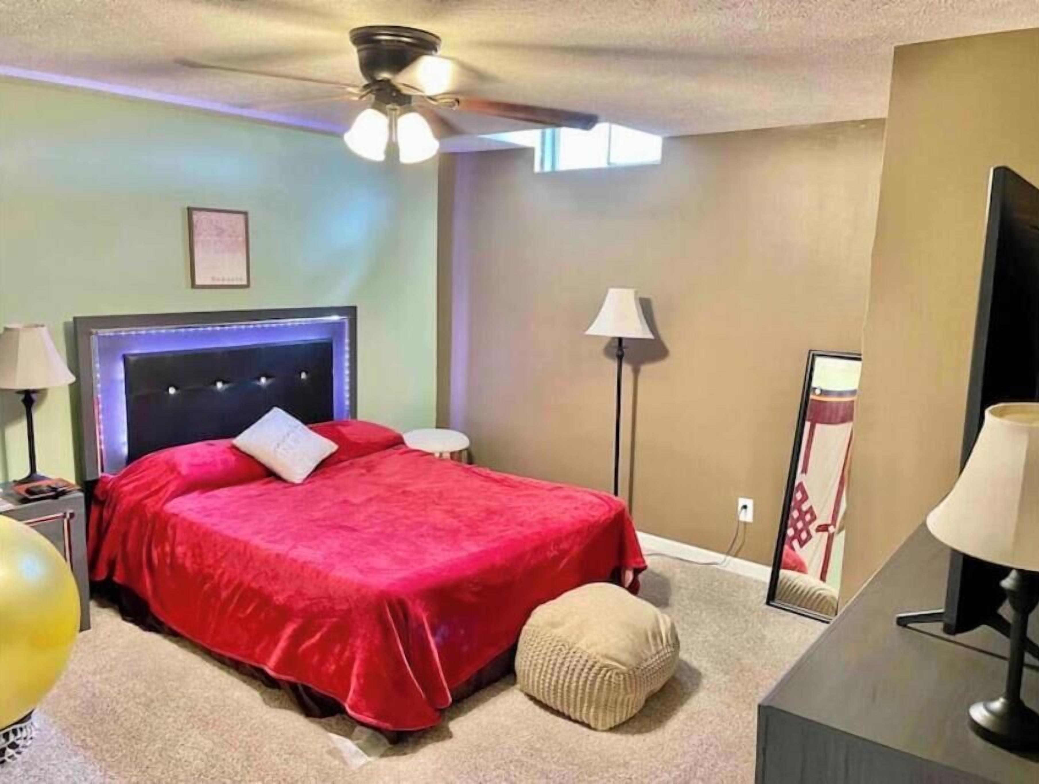 5 bedrooms, iron/ironing board, WiFi, bed sheets