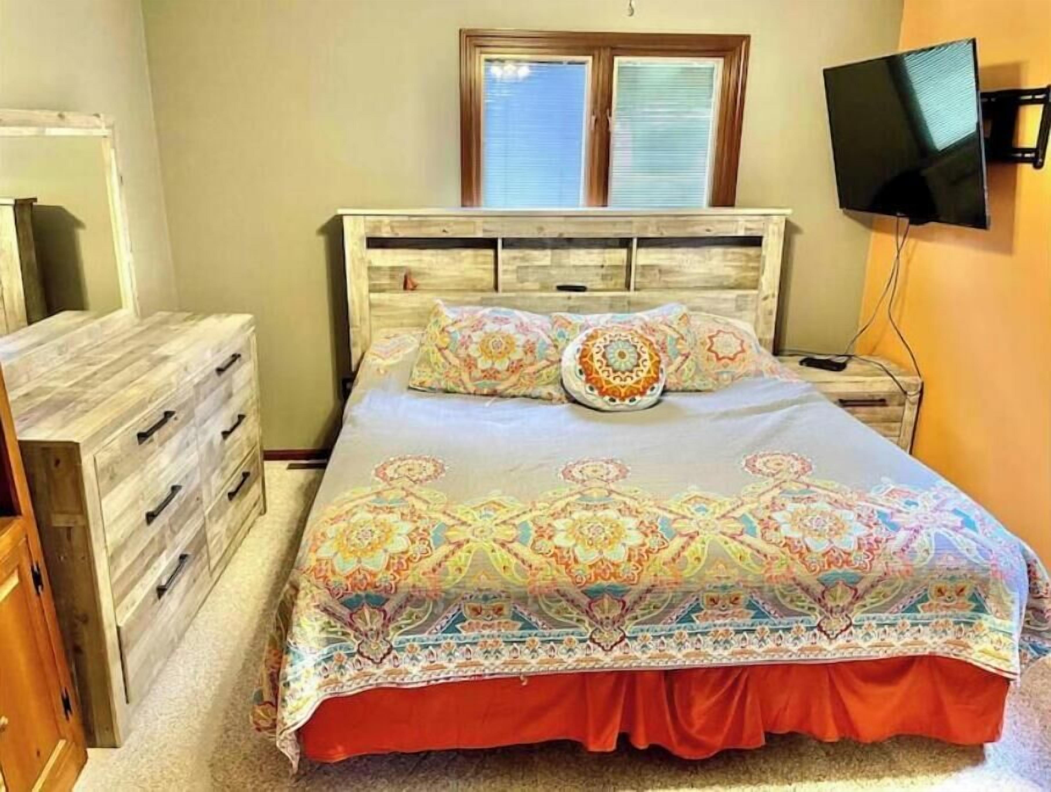 5 bedrooms, iron/ironing board, WiFi, bed sheets