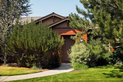 Modern Retreat · Walk to Old Mill · Sleeps 6