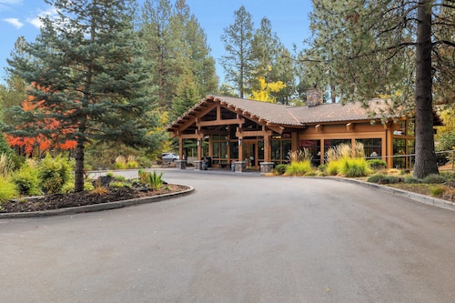 Mount Bachelor Ski Condo w/Hot Tub & Pool Sleeps 6