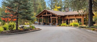Couple's Paradise in the Pines!  Resort Perks!