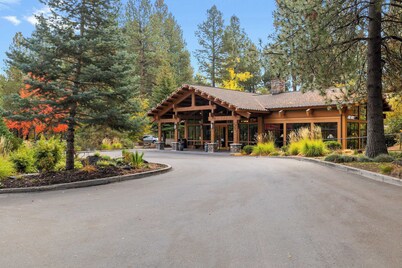 Mount Bachelor Ski Condo w/Hot Tub & Pool Sleeps 6