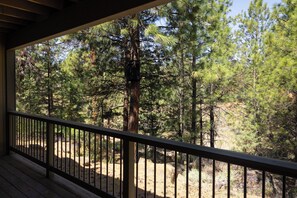 Property grounds - Ponderosa Vista - Quaint Condo with Resort Access (Bend)