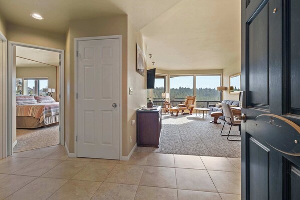 2 bedrooms, desk, iron/ironing board, WiFi