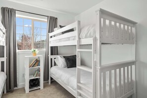 3 habitaciones, escritorio y tabla de planchar con plancha