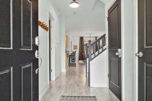 Interior - Rocca Way Getaway! Fam-Friendly - Private Hot-tub (Bend)