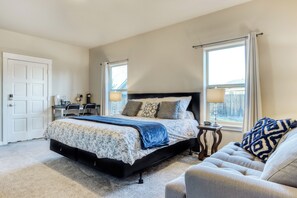 4 bedrooms, desk, iron/ironing board, travel cot - 4BR Bend Home Near Mt Bachelor and River Trails (Bend)