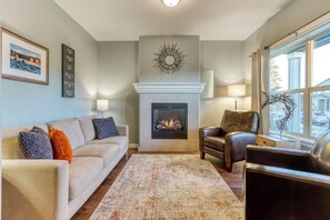 TV, fireplace, books, offices - 4BR Bend Home Near Mt Bachelor and River Trails (Bend)