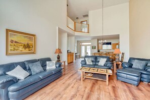 TV, fireplace - Eagle Crest Resort Home with Hot Tub and Golf (Redmond)