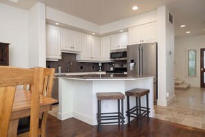 冷蔵庫、電子レンジ、オーブン、コンロ