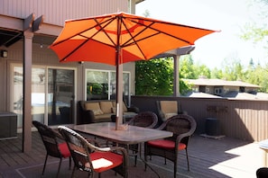 Outdoor dining - Broken Top Hot Tub Condo Near Old Mill Sleeps 6 (Bend)