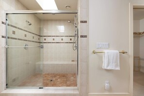 Douche, séchoir à cheveux, serviettes fournies