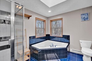 Dusj, hårføner, håndklær og såpe