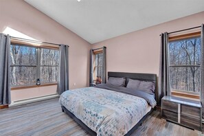 4 bedrooms, iron/ironing board, WiFi, bed sheets