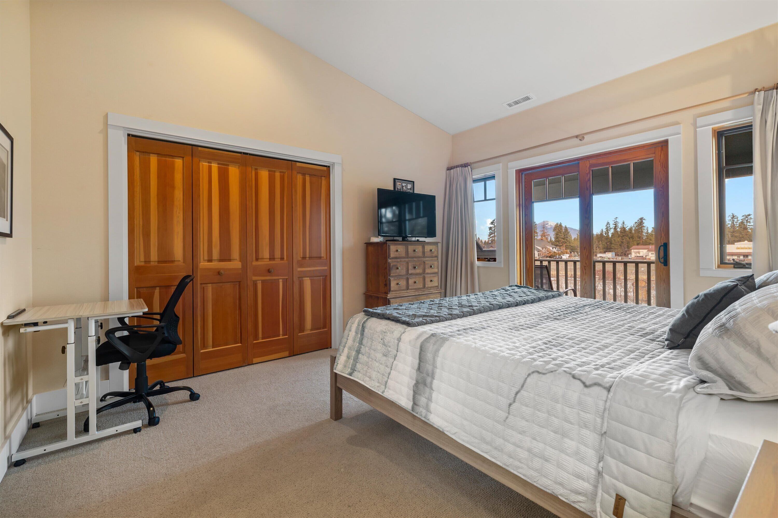 2 bedrooms, desk, iron/ironing board, WiFi