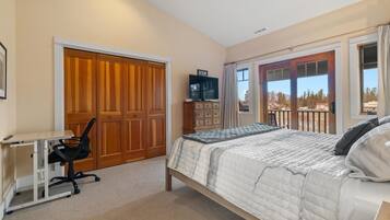 2 bedrooms, desk, iron/ironing board, WiFi