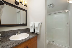 Douche, sèche-cheveux, serviettes fournies