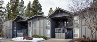 Sunriver Retreat | AC in Every Room | Walk to SHARC & Village | Dog Friendly