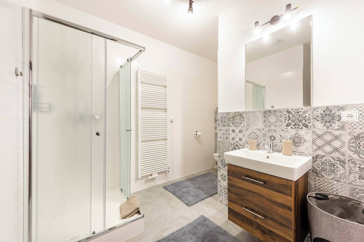 Douche, serviettes fournies, savon, papier toilette