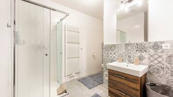 Douche, serviettes fournies, savon, papier toilette
