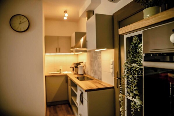 Kühlschrank, Ofen, Kochgeschirr/Geschirr/Besteck