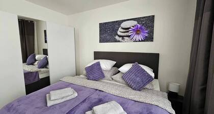 Sunny apartment in a quiet part of town - garden, parking