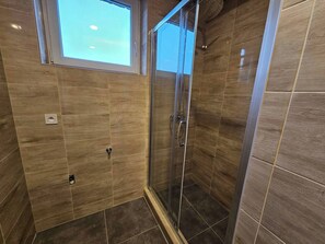 Haartrockner, Handtücher, Seife, Toilettenpapier
