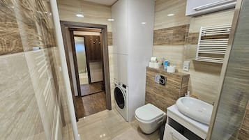 Douche, serviettes fournies, savon, papier toilette