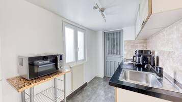 Réfrigérateur, micro-ondes, four, plaque de cuisson