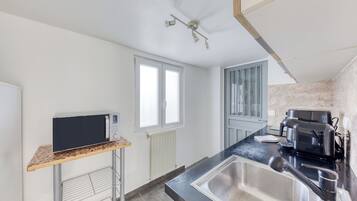 Een koelkast, een microgolfoven, een oven, een kookplaat