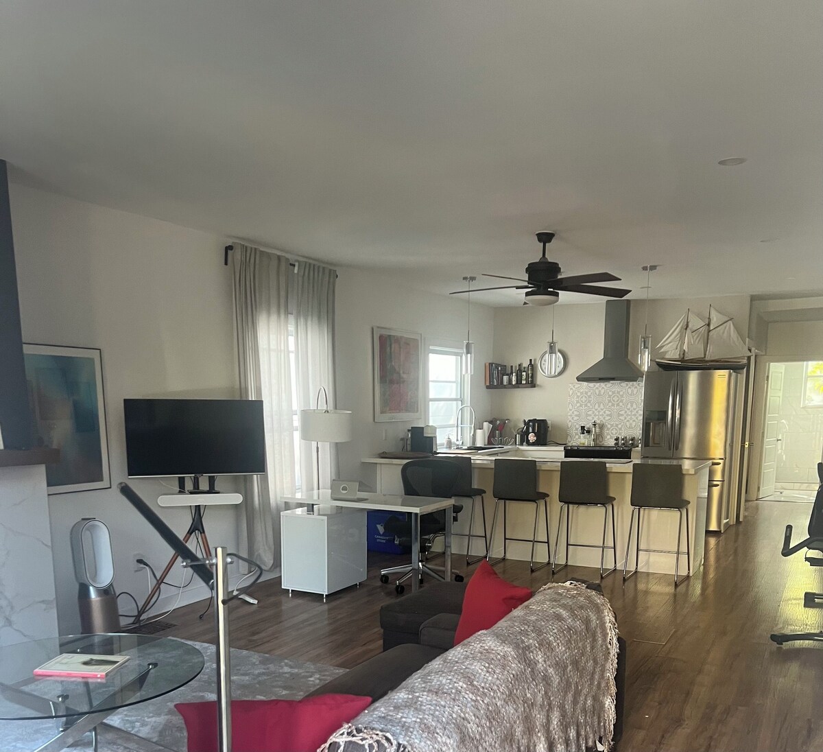 Cozy home, steps to public transport and 5 minutes to subway.