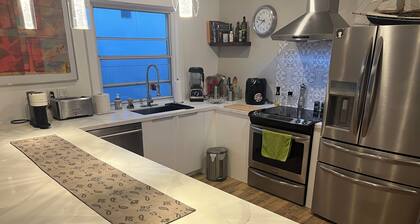 Cozy home, steps to public transport and 5 minutes to subway.