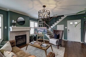 Télévision, cheminée, espaces bureaux