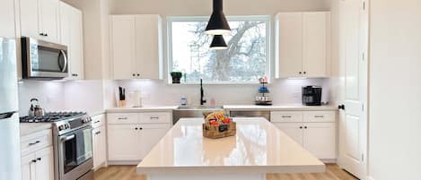 Réfrigérateur, four à micro-ondes, un four, surface de cuisson