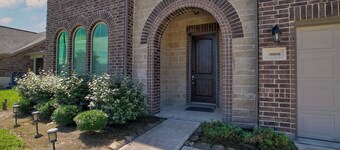 Lakeview Mansion – A Chic Estate