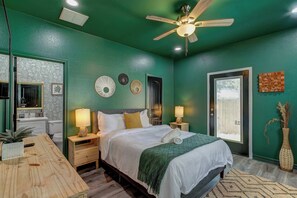 3 bedrooms, iron/ironing board, WiFi, bed sheets - Cowboy Ranch House Su (Houston)