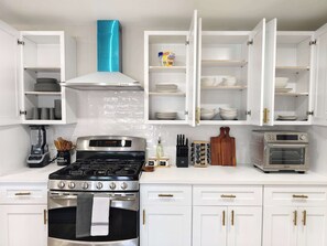 Fridge, microwave, oven, stovetop - Sageview Cottage – 4 BDR w/ Pool, Pet Friendly! (Houston)