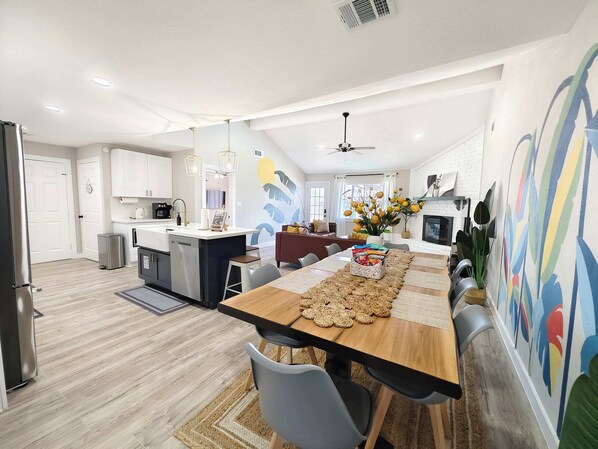 Dining - Sageview Cottage – 4 BDR w/ Pool, Pet Friendly! (Houston)