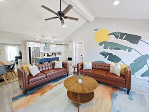 TV, fireplace, foosball - Sageview Cottage – 4 BDR w/ Pool, Pet Friendly! (Houston)