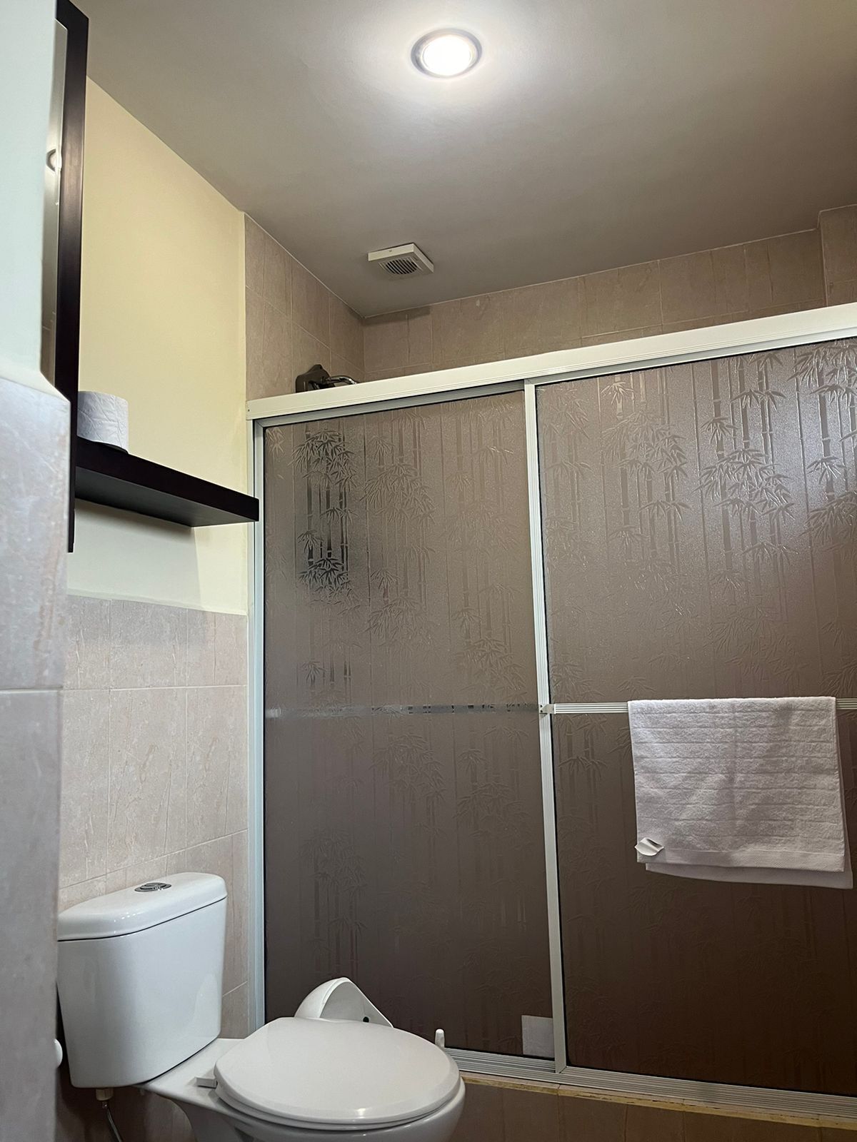 Haartrockner, Handtücher, Seife, Toilettenpapier