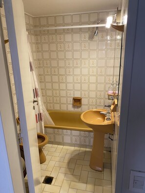 SĂšche-cheveux, bidet, serviettes fournies, savon