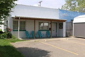 Exterior - Athens City 2 bedroom, 1 bath, in town, walk to restaurants, FREE WiFi, Parking (Athens)