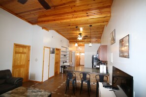 Interior - Athens City 2 bedroom, 1 bath, in town, walk to restaurants, FREE WiFi, Parking (Athens)