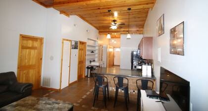 Athens City 2 bedroom, 1 bath, in town, walk to restaurants, FREE WiFi, Parking