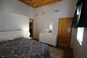 2 bedrooms, desk, iron/ironing board, free WiFi - Athens City 2 bedroom, 1 bath, in town, walk to restaurants, FREE WiFi, Parking (Athens)