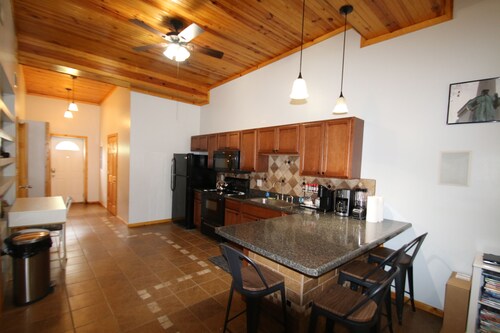 Athens City 2 bedroom, 1 bath, in town, walk to restaurants, FREE WiFi, Parking